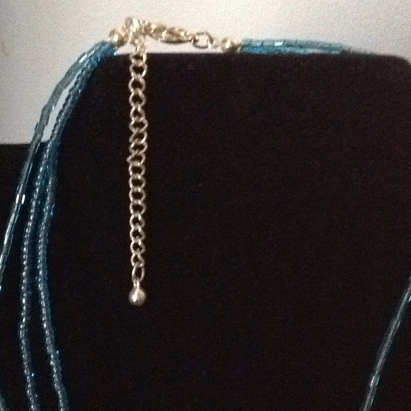 Beaded necklace and 2 sets of earrings - Picture 5 of 6